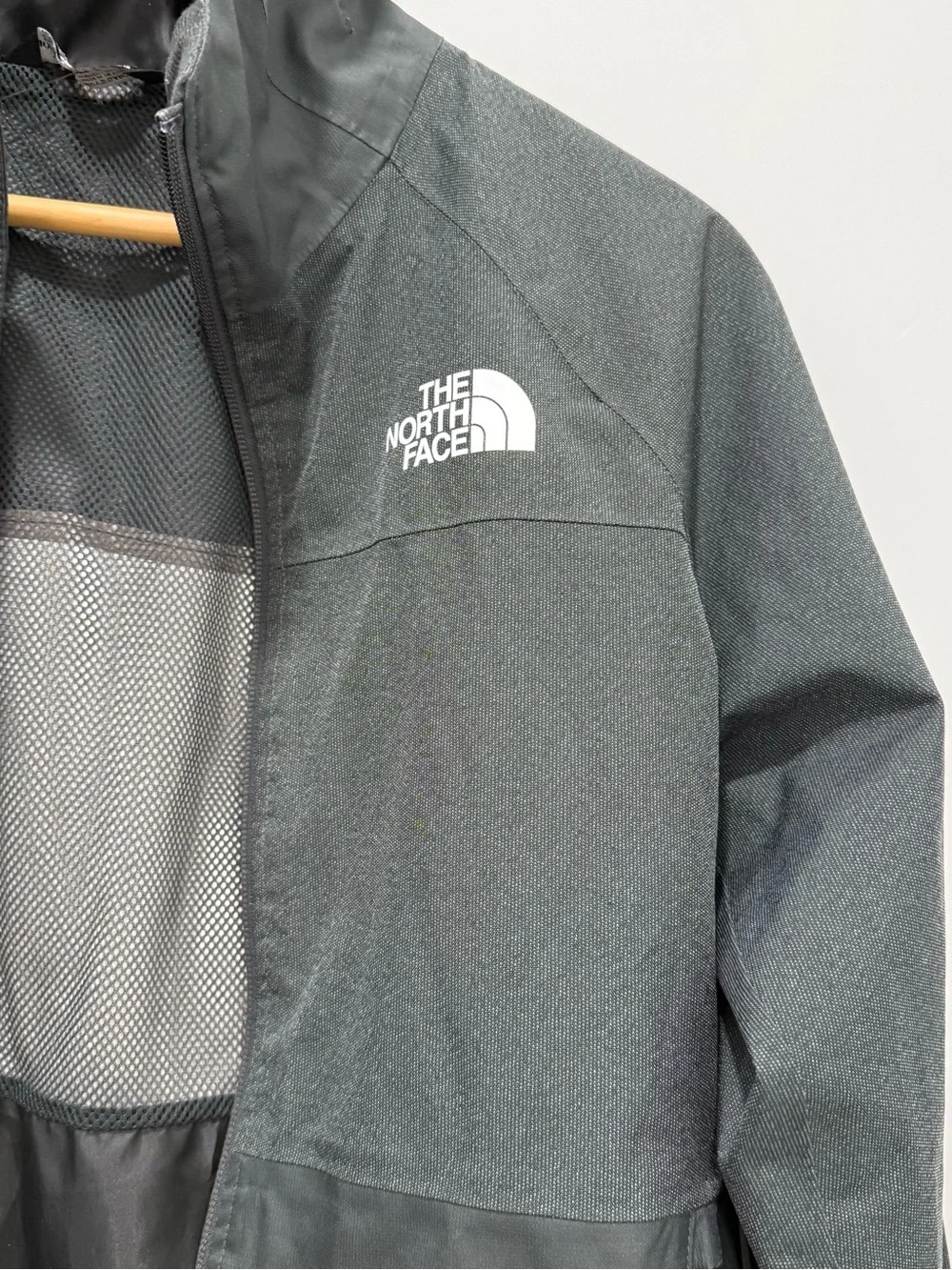 The North Face Boys sz 10/12 Hooded Raincoat in Charcoal Gray